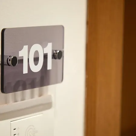 Hotel Glass House - Smart & Parking 4*