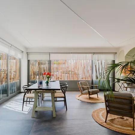 Glass House - Smart & Parking
