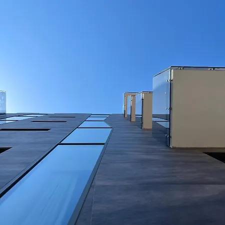 Glass House - Smart & Parking