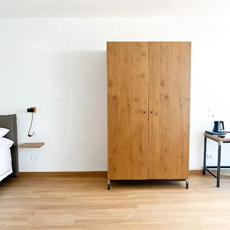 Glass House - Smart & Parking