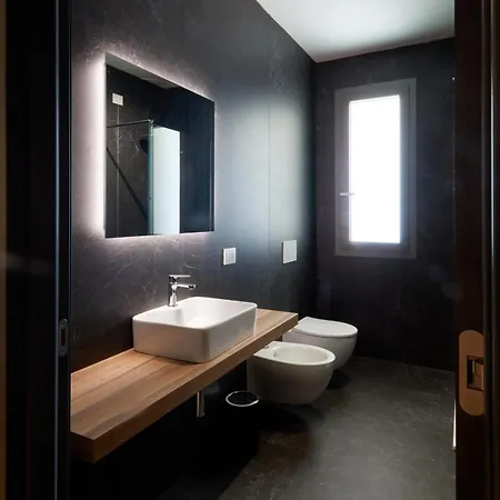 Hotel Glass House - Smart & Parking 4*