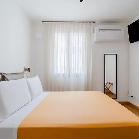 Glass House - Smart & Parking