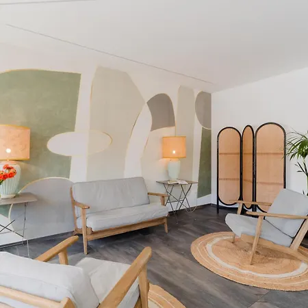 Glass House - Smart & Parking Hotel