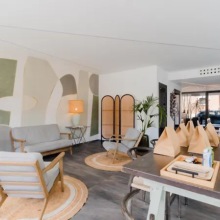 Glass House - Smart & Parking