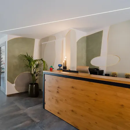 Glass House - Smart & Parking Hotel