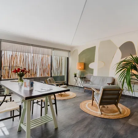 Glass House - Smart & Parking