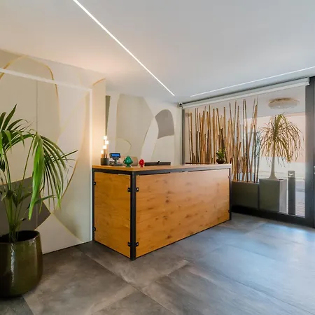 Glass House - Smart & Parking