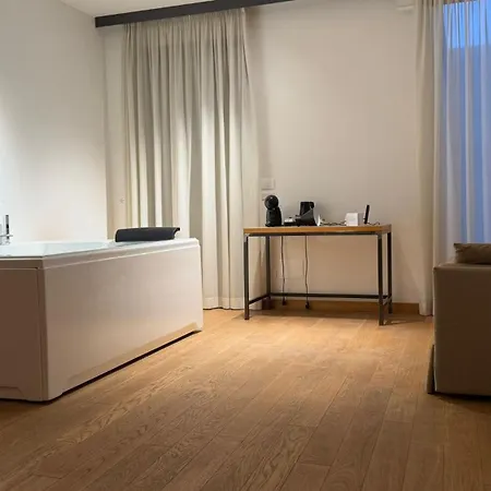 Glass House - Smart & Parking Hotel