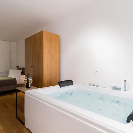Glass House - Smart & Parking Hotel